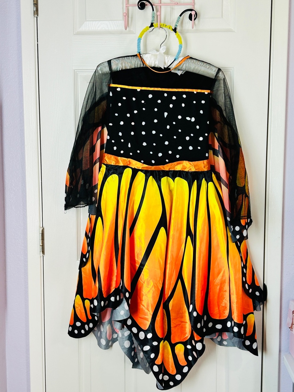 Girls Glows under Blacklight
Monarch Butterfly Costume
Dress Size L Hyde & EEK